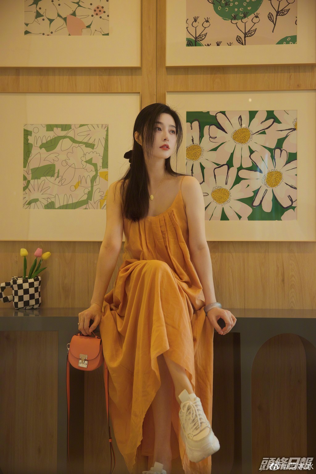 年中都有post過夏日look，橙色吊帶連身裙，飄少女味。